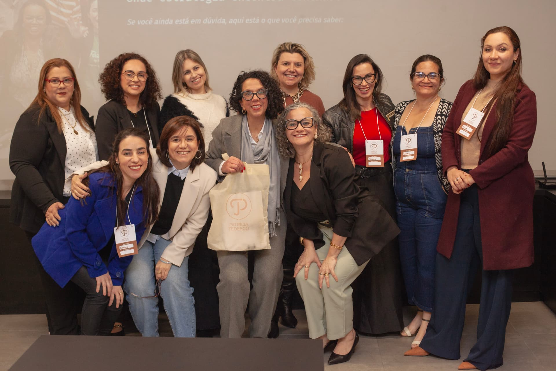 Turma em uma experiência presencial conduzida por Patrícia Tedesco